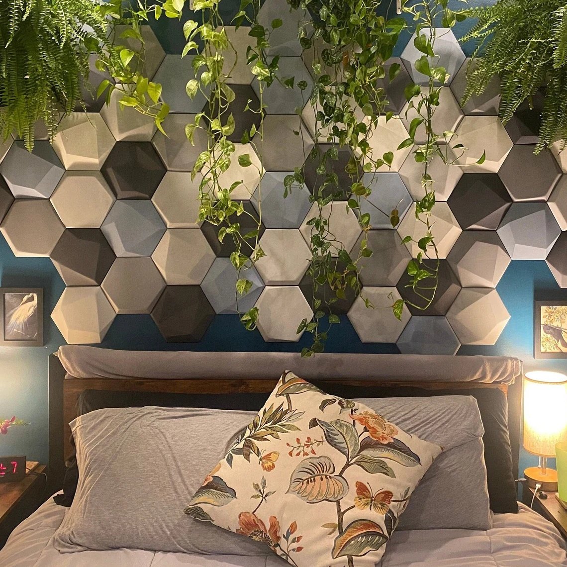 Schlafzimmer mit Hexagon-Wandpaneelen und Pflanzen