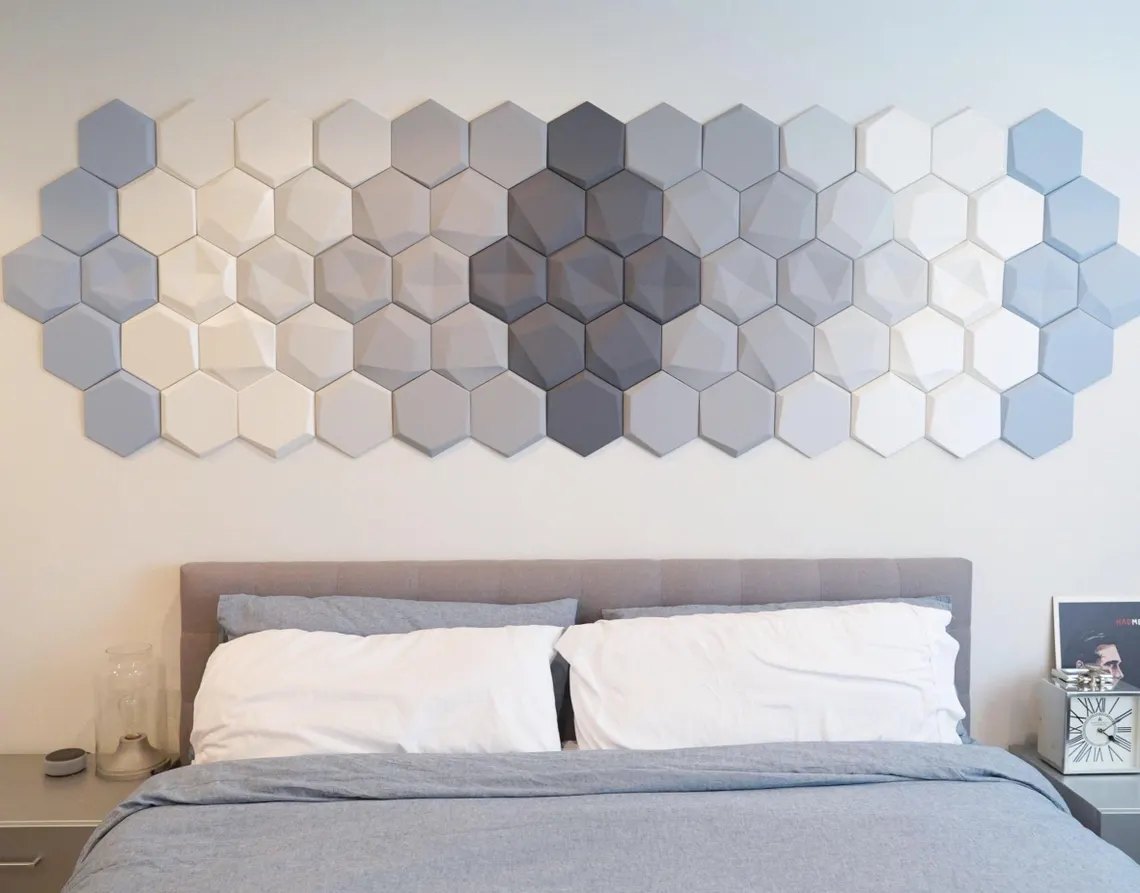 Schlafzimmer mit Hexagon-Wandpaneelen in Grau und Weiß