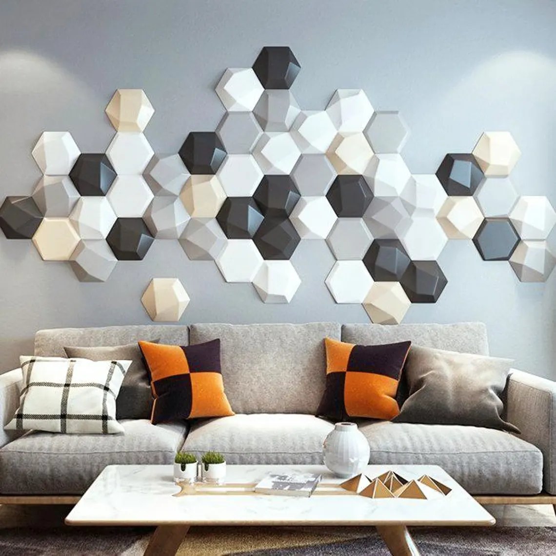 Wohnzimmer mit Hexagon-Wandpaneelen über dem Sofa