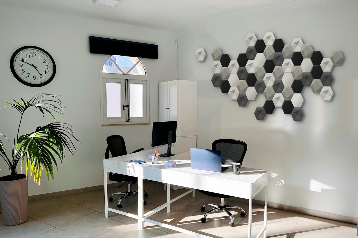 Büro mit Hexagon-Wandpaneelen