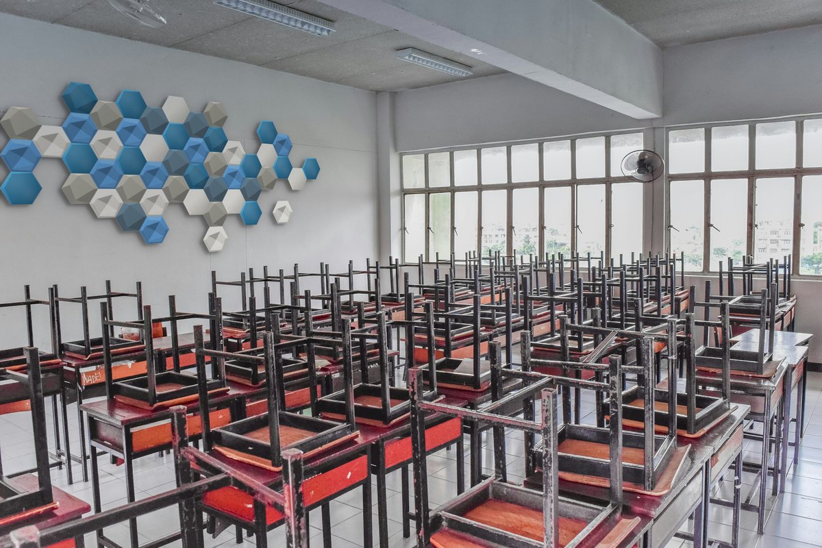 Klassenzimmer mit Hexagon-Wandpaneelen