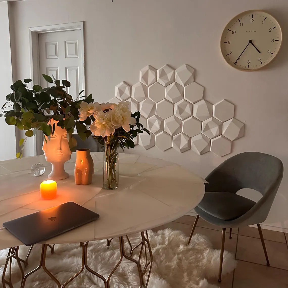 Esszimmer mit weißen Hexagon-Wandpaneelen