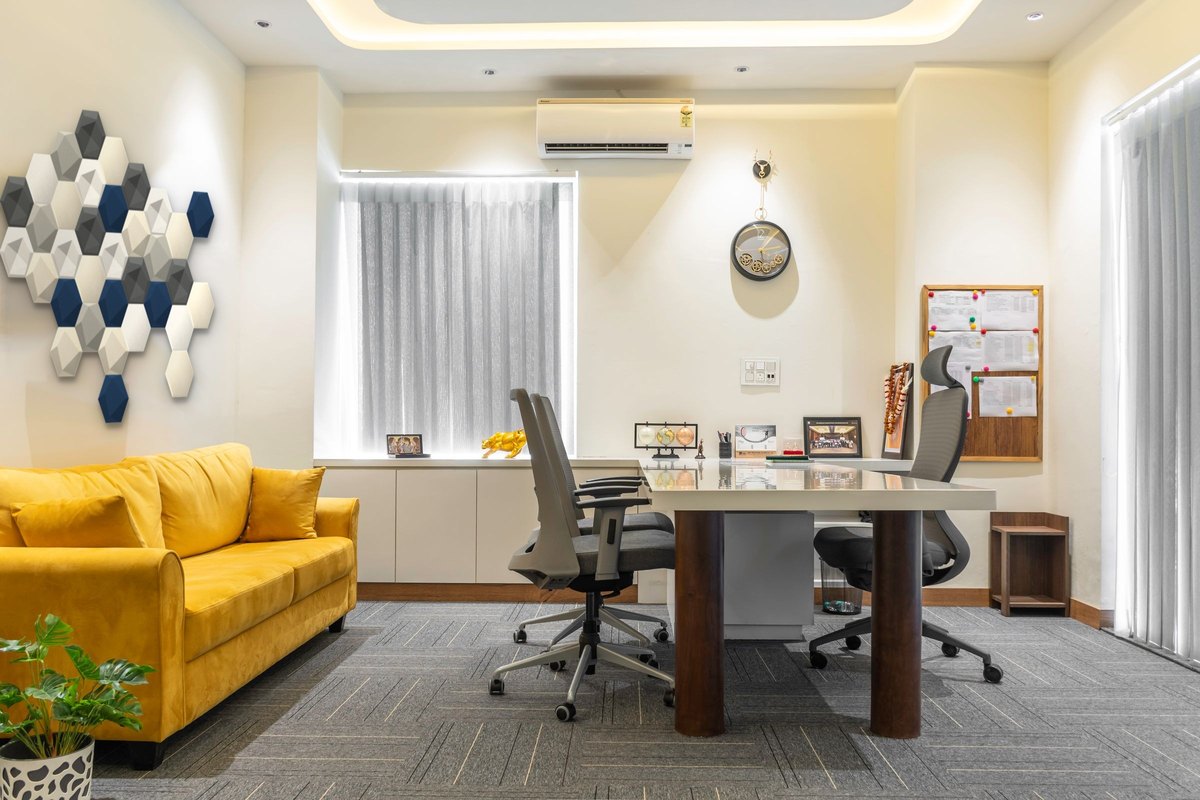 Büro mit gelbem Sofa und Hexagon-Wandpaneelen