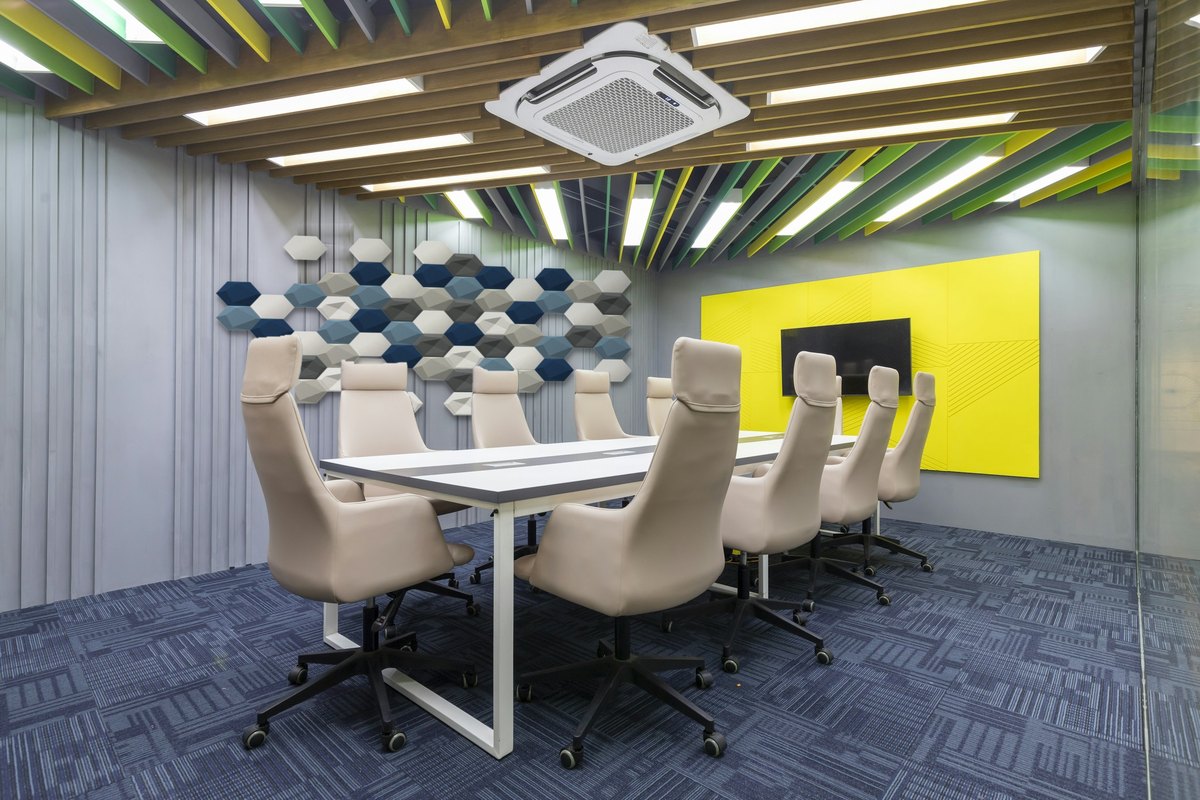 Besprechungsraum mit Hexagon-Wandpaneelen an der Rückwand