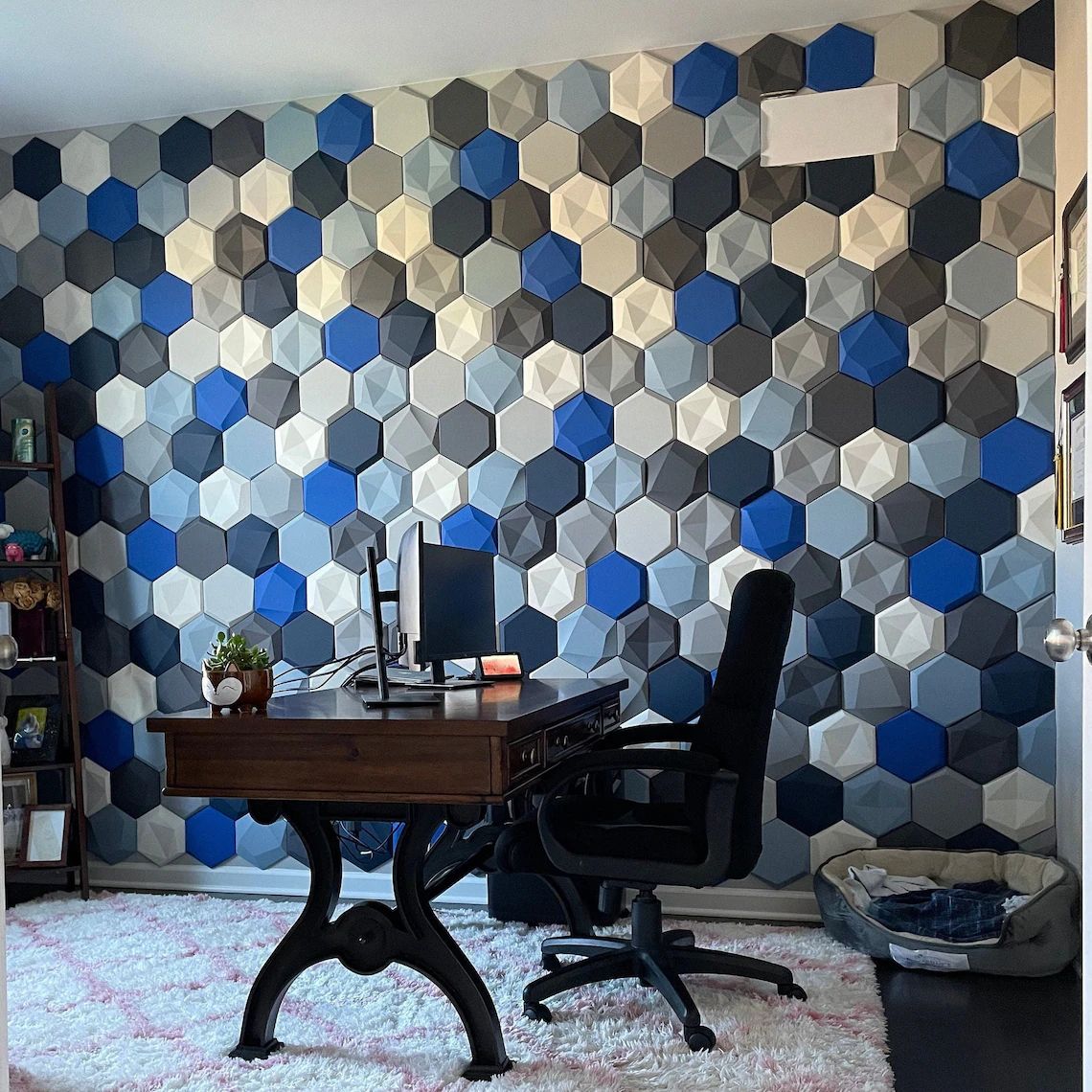 Home-Office mit Hexagon-Wandpaneelen in Blau, Grau und Creme