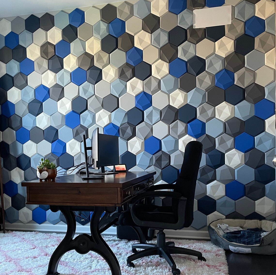 Home-Office mit Hexagon-Wandpaneelen in Blau und Grau