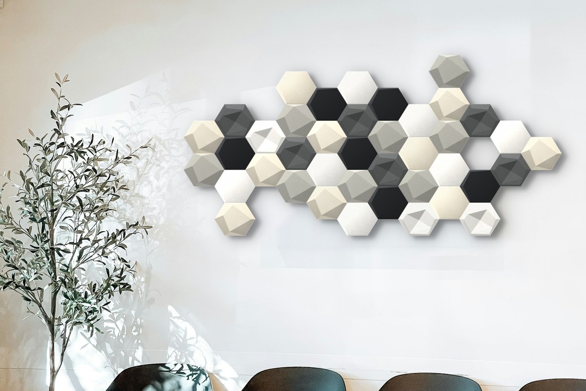 Wartebereich mit Hexagon-Wandpaneelen
